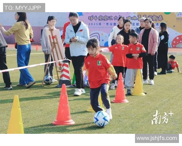 手举小孩猜足球明星的趣味游戏让亲子时光更加欢乐与温馨